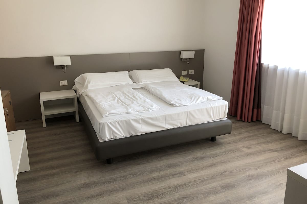 In-room safe, desk, WiFi (free), bed sheets