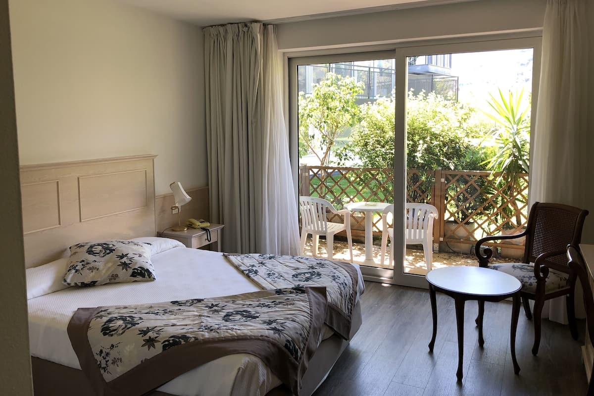 In-room safe, desk, WiFi (free), bed sheets
