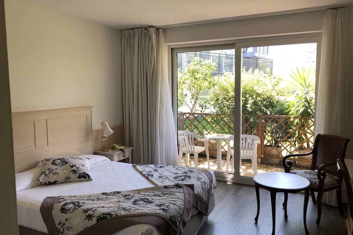 in-room safe, desk, free wifi, bed sheets