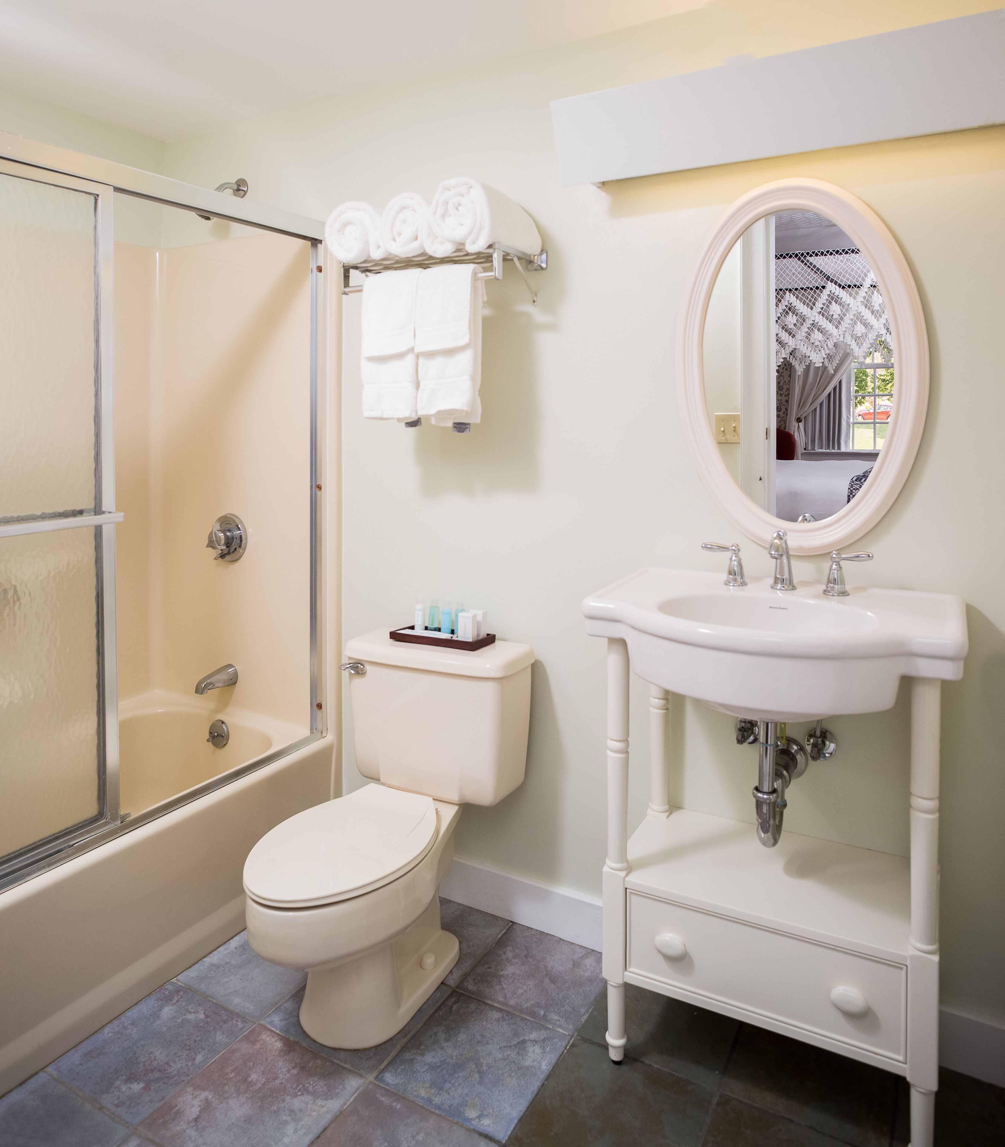 deluxe room | bathroom | free toiletries, hair dryer, towels