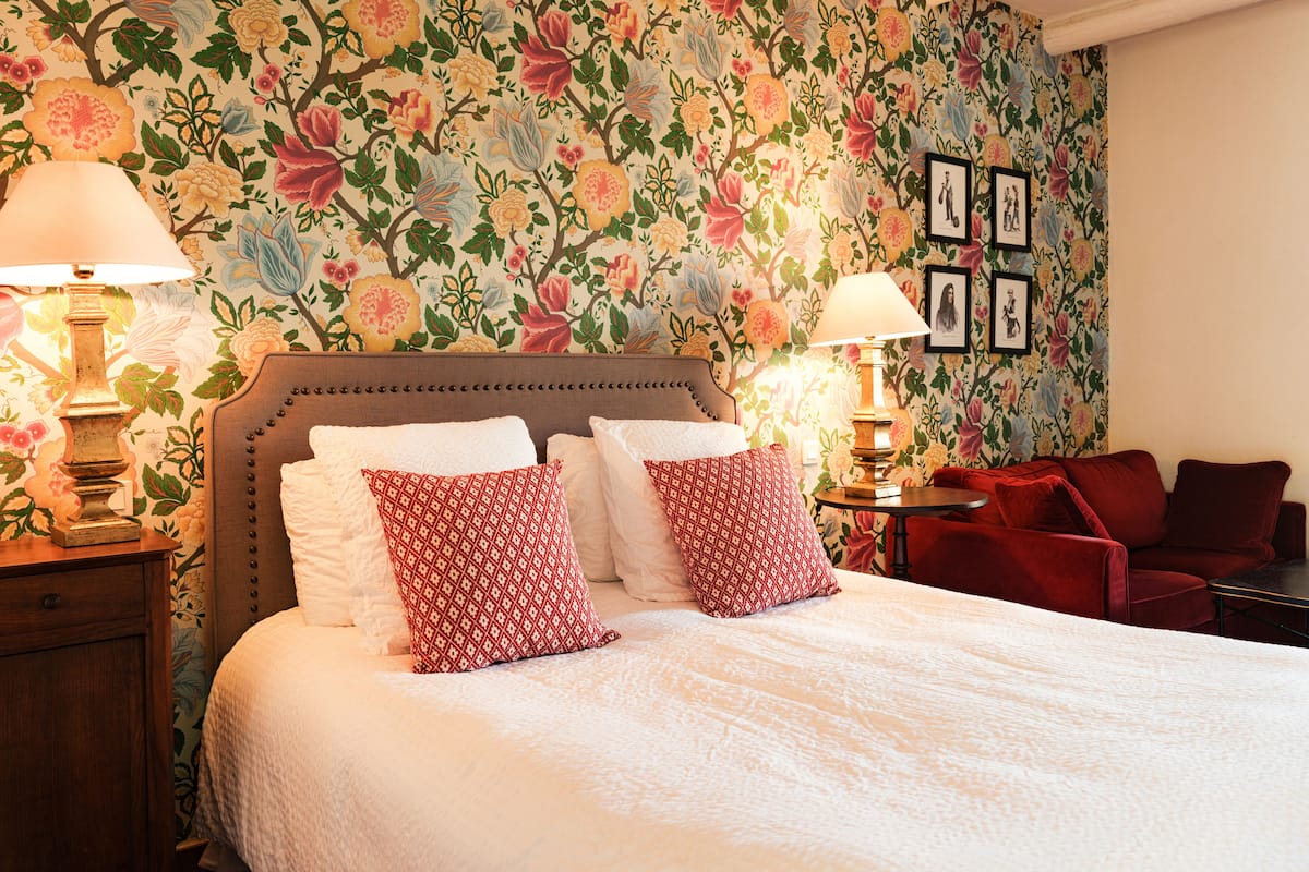 Comfort Room | 1 bedroom, in-room safe, desk, blackout drapes