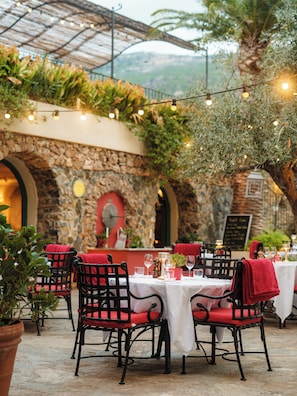 Dinner served - Hôtel Demeure Castel Brando (Brando)