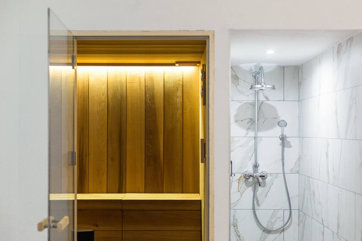 couples treatment room(s), sauna, hot tub, steam room