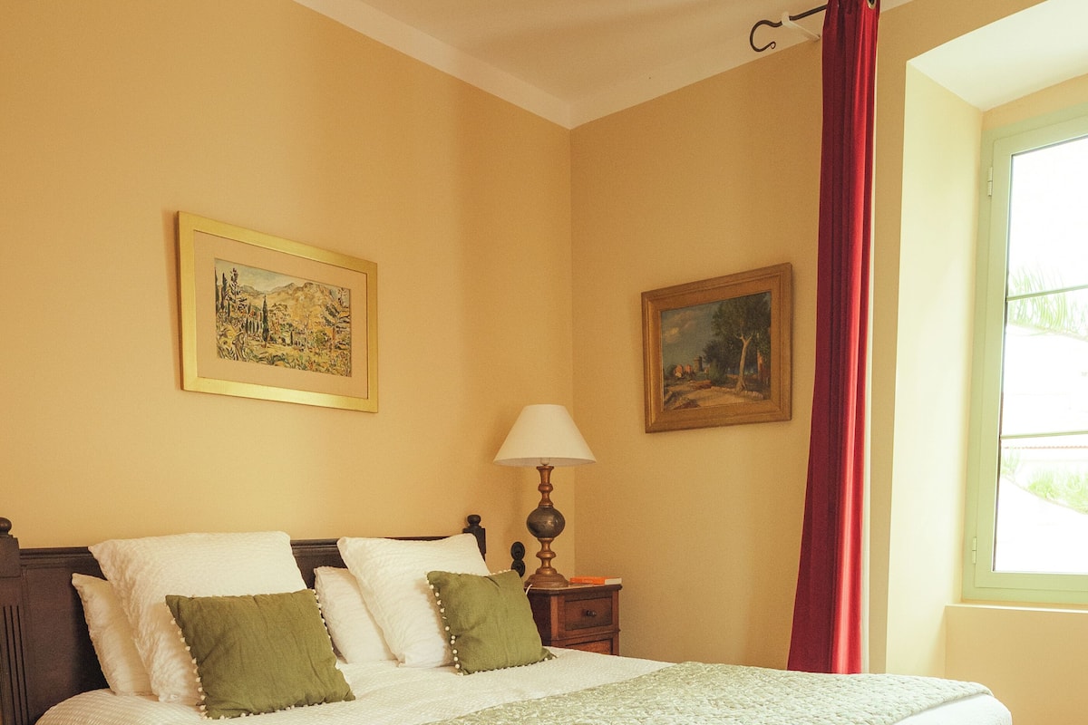 Chambre Signature | Coffre-fort, bureau, rideaux d’obscurcissement, système d’insonorisation