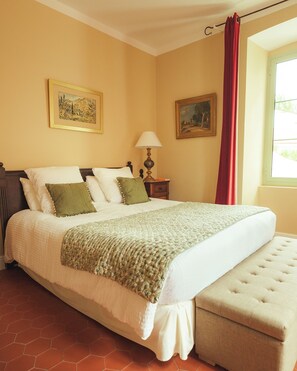 Suite, 1 cama de matrimonio con sofá cama (Privilege) | Caja fuerte, escritorio, cortinas opacas y sistema de insonorización