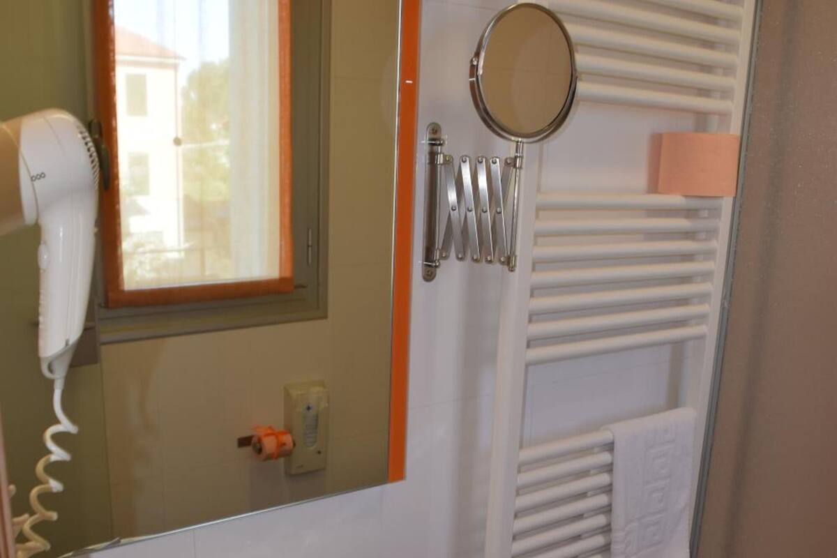 shower, free toiletries, hair dryer, bidet