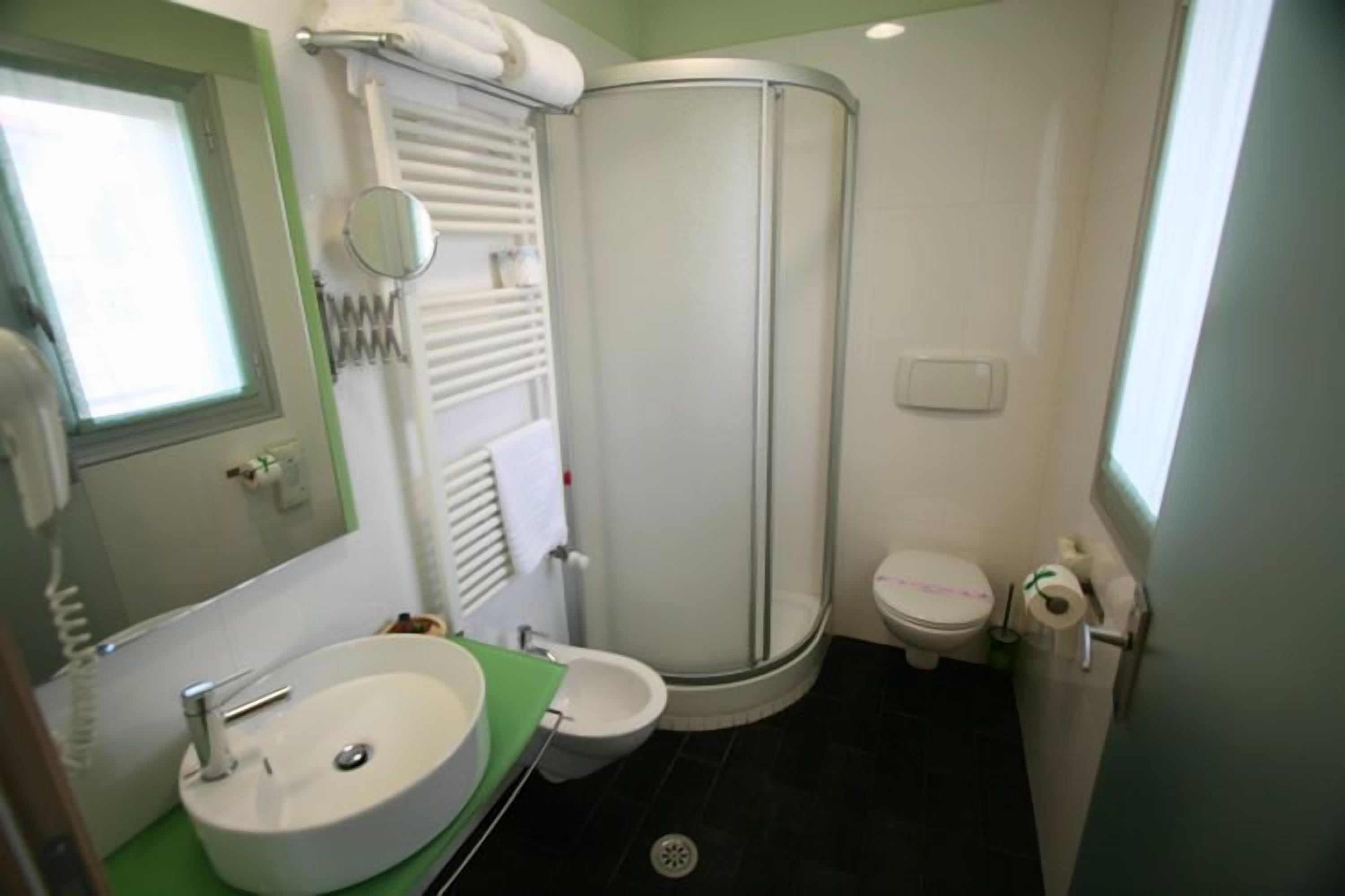 standard room | bathroom | shower, free toiletries, hair dryer, bidet