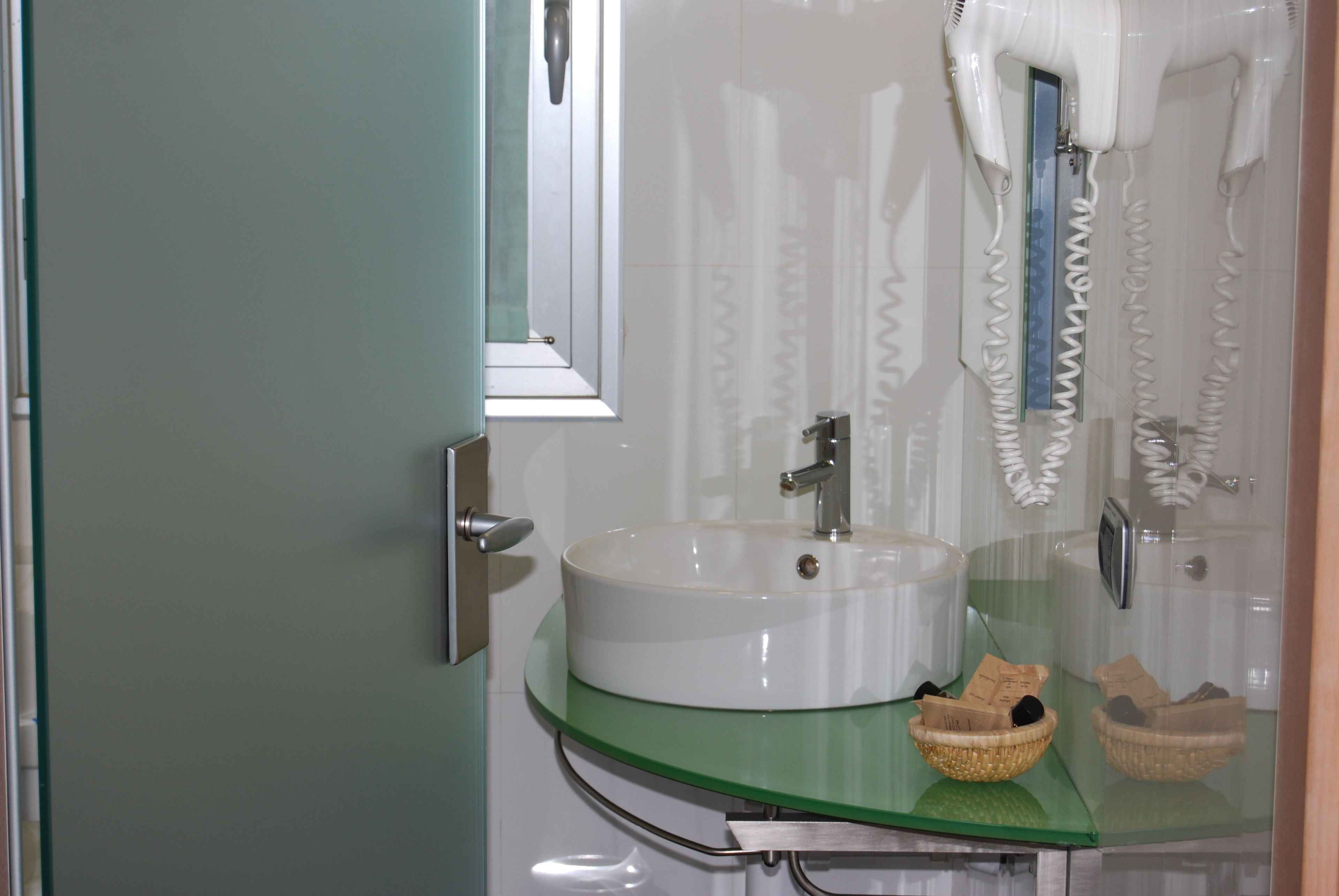 standard room | bathroom sink