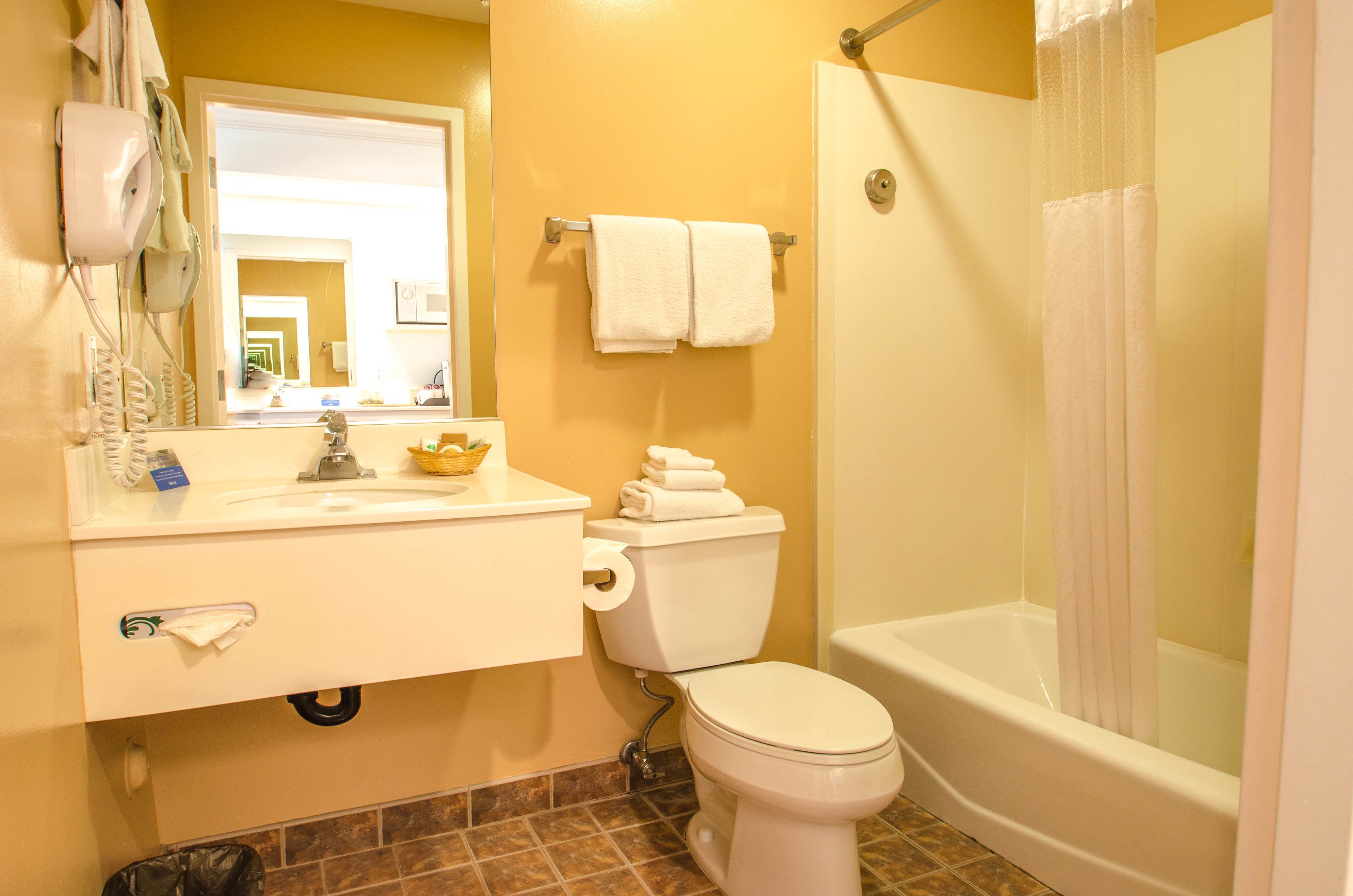 Un baño con inodoro, lavabo y bañera.