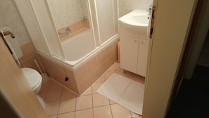Habitación estándar con 2 camas individuales | Baño | Amenidades de baño gratuitas, secadora de cabello, toallas