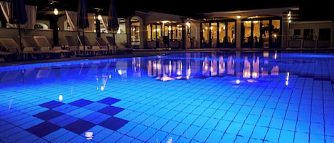 Seasonal outdoor pool, open 8 AM to 9 PM, pool umbrellas, pool loungers