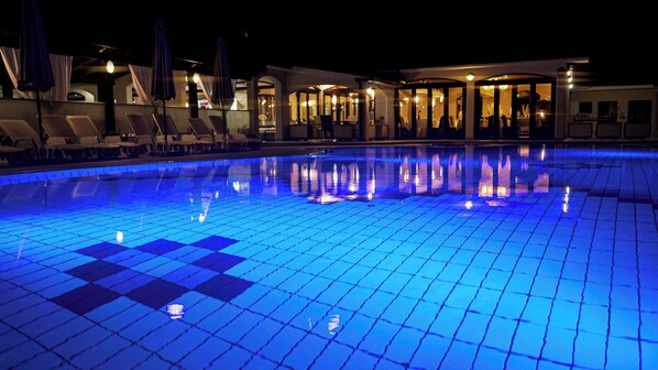 Piscina externa sazonal, funciona das 8h às 21h, guarda-sóis