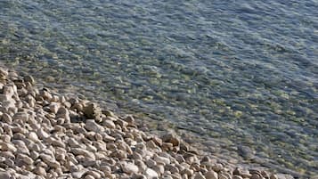 鄰近海灘、躺椅、遮陽傘、海灘按摩