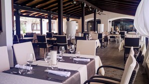 A restaurant with tables set for dining, featuring a covered outdoor area with chairs and tables. - Hotel Villa Letan (Vodnjan)