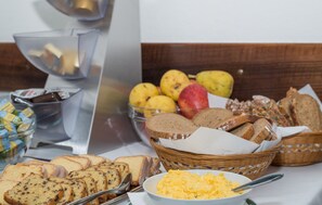 A buffet table with various food items including bread, eggs, and fruits. - Pension Dr. Geissler (Vienna)