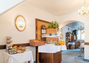 Free daily continental breakfast - Pension Dr. Geissler (Vienna)