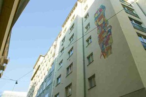 A multi-story building with a mural on the side. - Pension Dr. Geissler (Vienna)