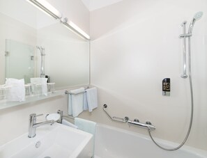 Habitación familiar, vistas a la ciudad | Baño | Secador de pelo, toallas, jabón y champú