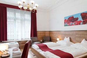 Quarto família, vista para a cidade | Cofres nos quartos, individualmente decorados