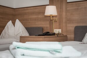 Chambre familiale, vue sur la ville | Coffre-fort, décor unique, fer et planche à repasser