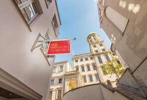 Un letrero de hotel con el nombre 'HOTEL MATHAUS' en una ciudad europea.