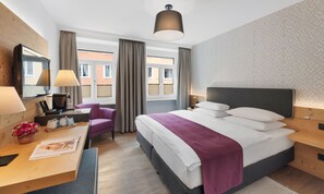 Quarto casal luxo (Alpenchic) | Roupas de cama premium, edredons de pluma, cofres nos quartos