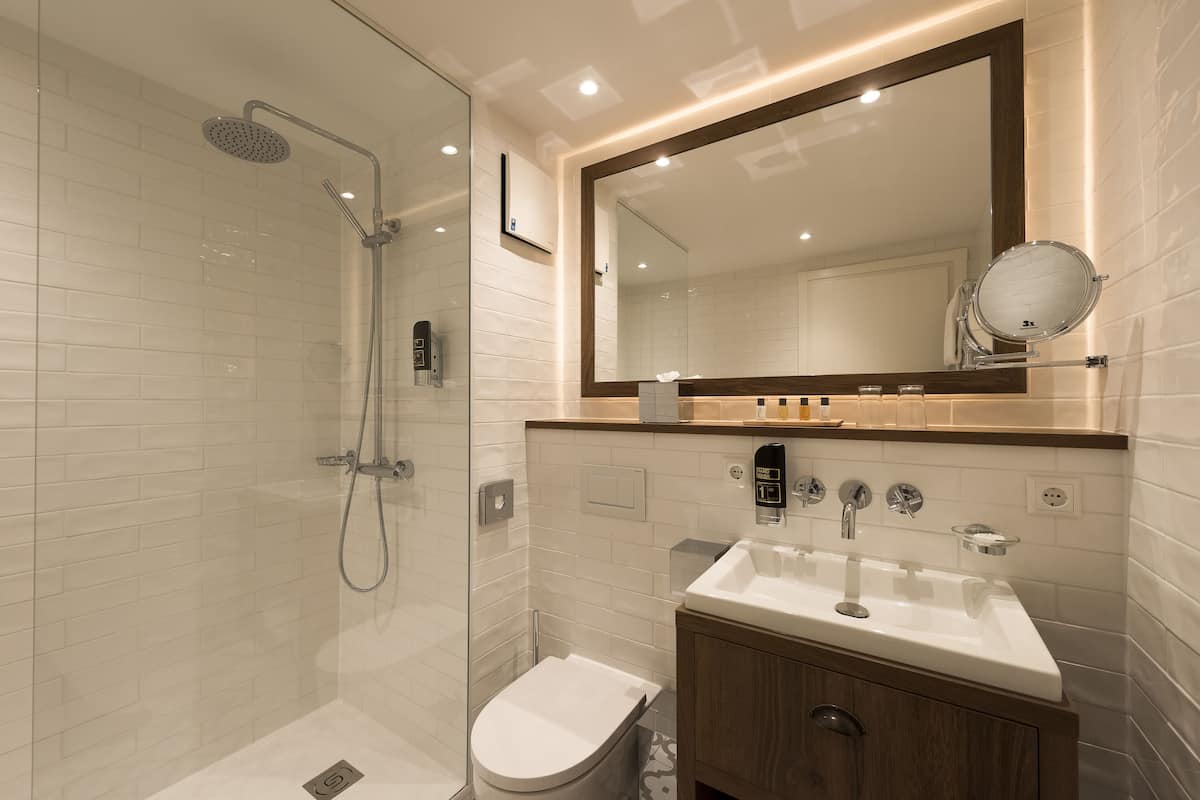 suite | bathroom | shower, rainfall showerhead, free toiletries, hair dryer