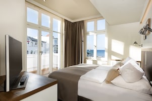 Apartment | Hypo-allergenic bedding, in-room safe, blackout drapes