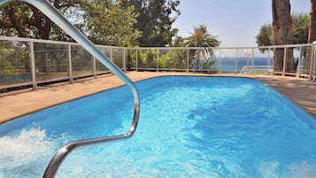 Una piscina al aire libre (de 09:00 a 21:00), sombrillas, tumbonas