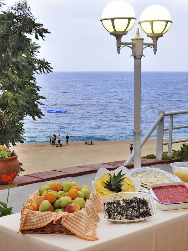 Breakfast and dinner served, beach views