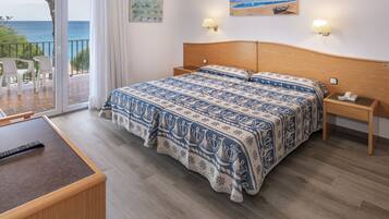 Kamer, 1 twee- of 2 eenpersoonsbedden, balkon, uitzicht op zee | Een bureau, gratis wifi, beddengoed