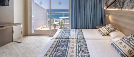 Chambre double ou avec lits jumeaux, balcon, vue sur la mer | Minibar, bureau, rideaux dâobscurcissement, systĂšme dâinsonorisation