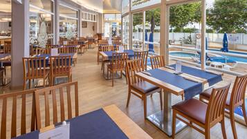 Tägliches Frühstücksbuffet (9 EUR pro Person)