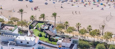 Un hôtel doté de nombreux balcons donnant sur une plage.