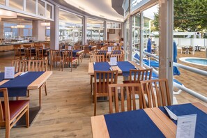 供应早餐、午餐和晚餐