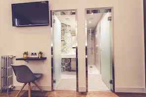 Een kluis op de kamer, een bureau, gratis wifi, beddengoed