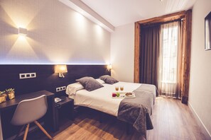 Tweepersoonskamer | Een kluis op de kamer, een bureau, gratis wifi, beddengoed