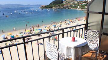 Quarto casal ou duplo standard, terraço, vista para a praia | Terraço/pátio