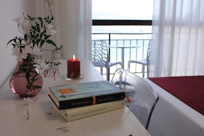 Doble Blanco y Tinto, terraza, vistas mar | Balcony - Slow Beach Hotel Gran Proa (Poio)