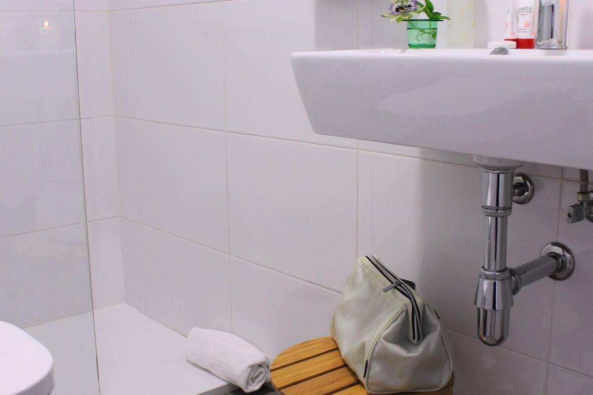 combined shower/bathtub, rainfall showerhead, free toiletries