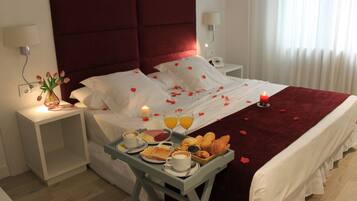 Minibar, caja de seguridad en la habitación y escritorio