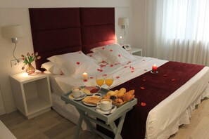 Minibar, coffres-forts dans les chambres, bureau