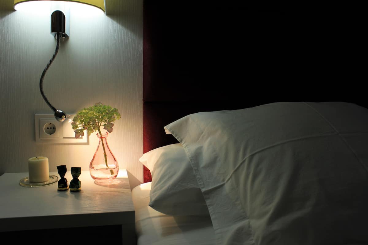Minibar, caja de seguridad en la habitación y escritorio