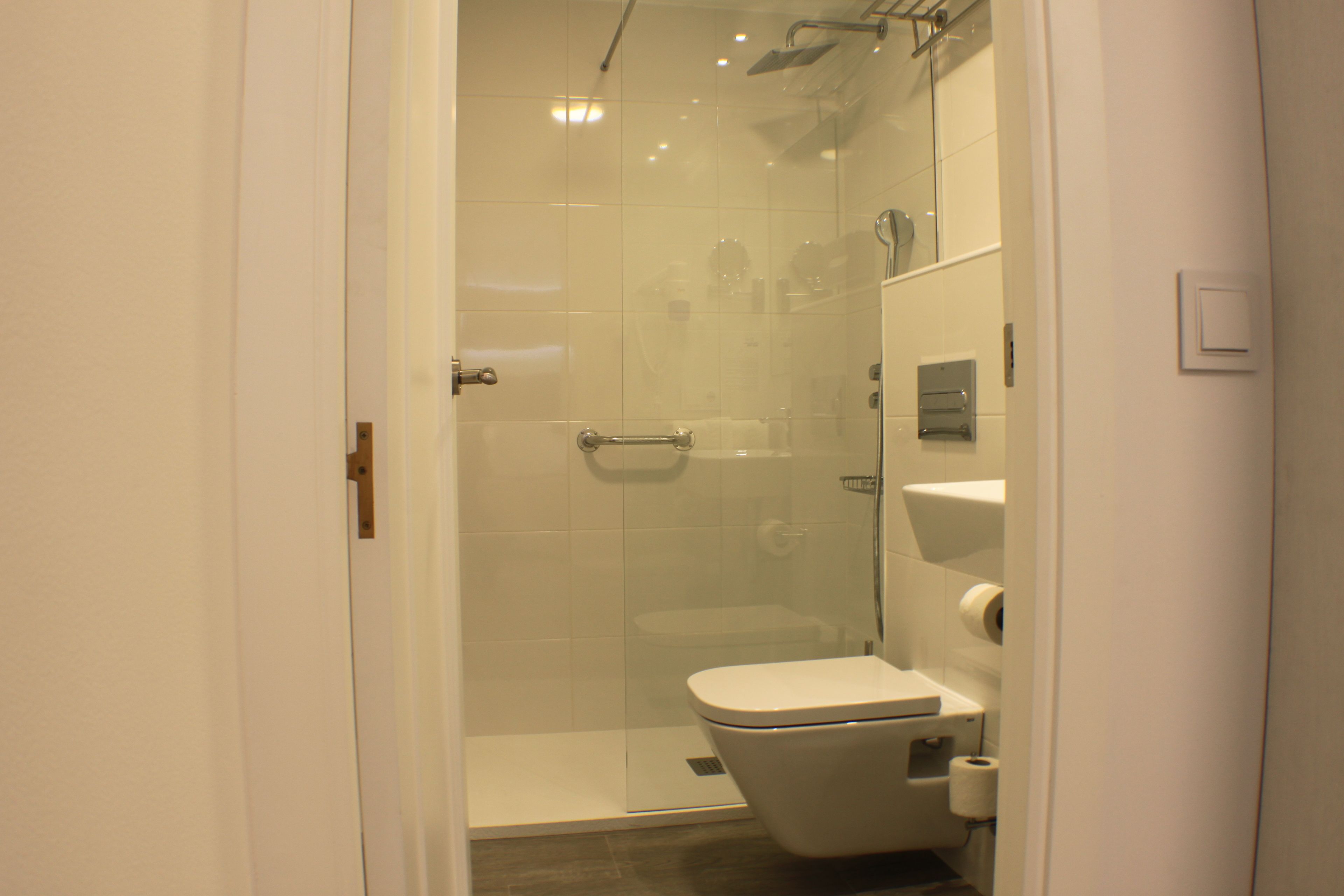 combined shower/bathtub, rainfall showerhead, free toiletries