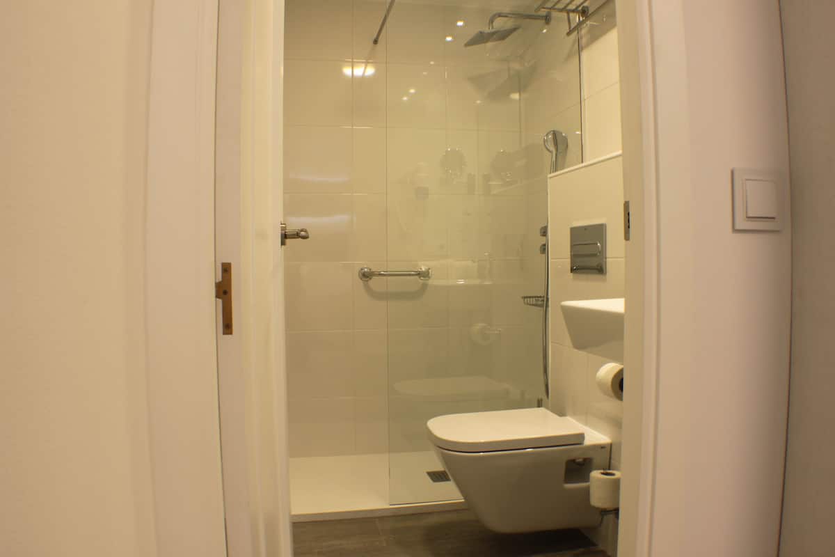 combined shower/bathtub, rainfall showerhead, free toiletries