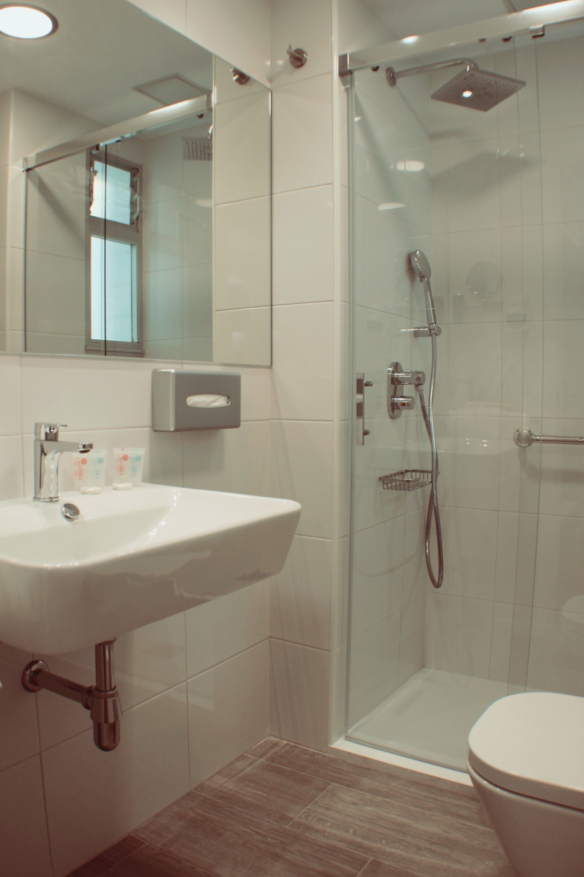 combined shower/bathtub, rainfall showerhead, free toiletries