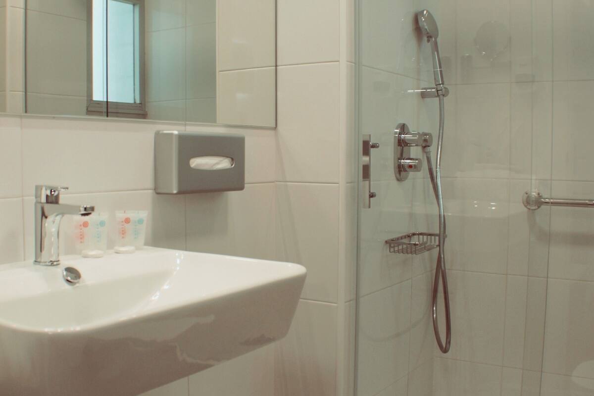 combined shower/bathtub, rainfall showerhead, free toiletries