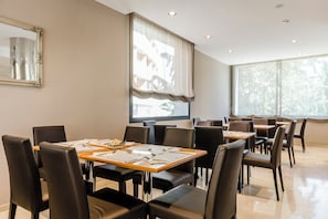 Daily full breakfast (EUR 11 per person)