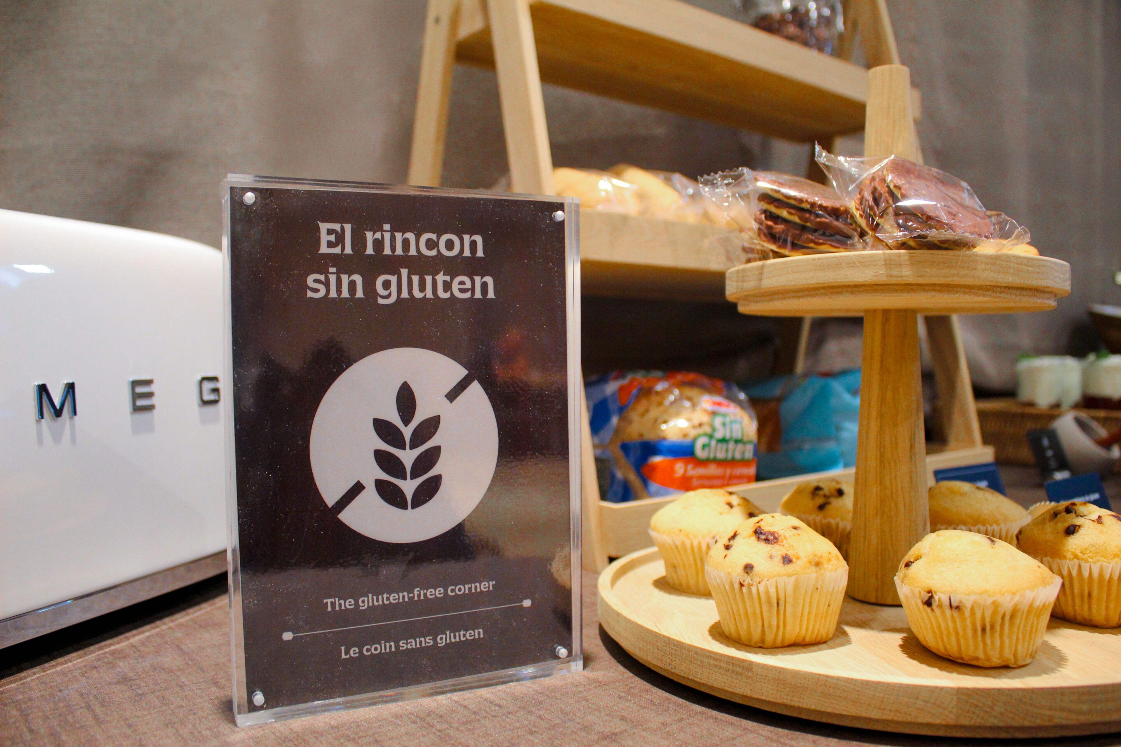 Una bandeja de muffins sin gluten y un cartel que dice 'El rincon sin gluten'.