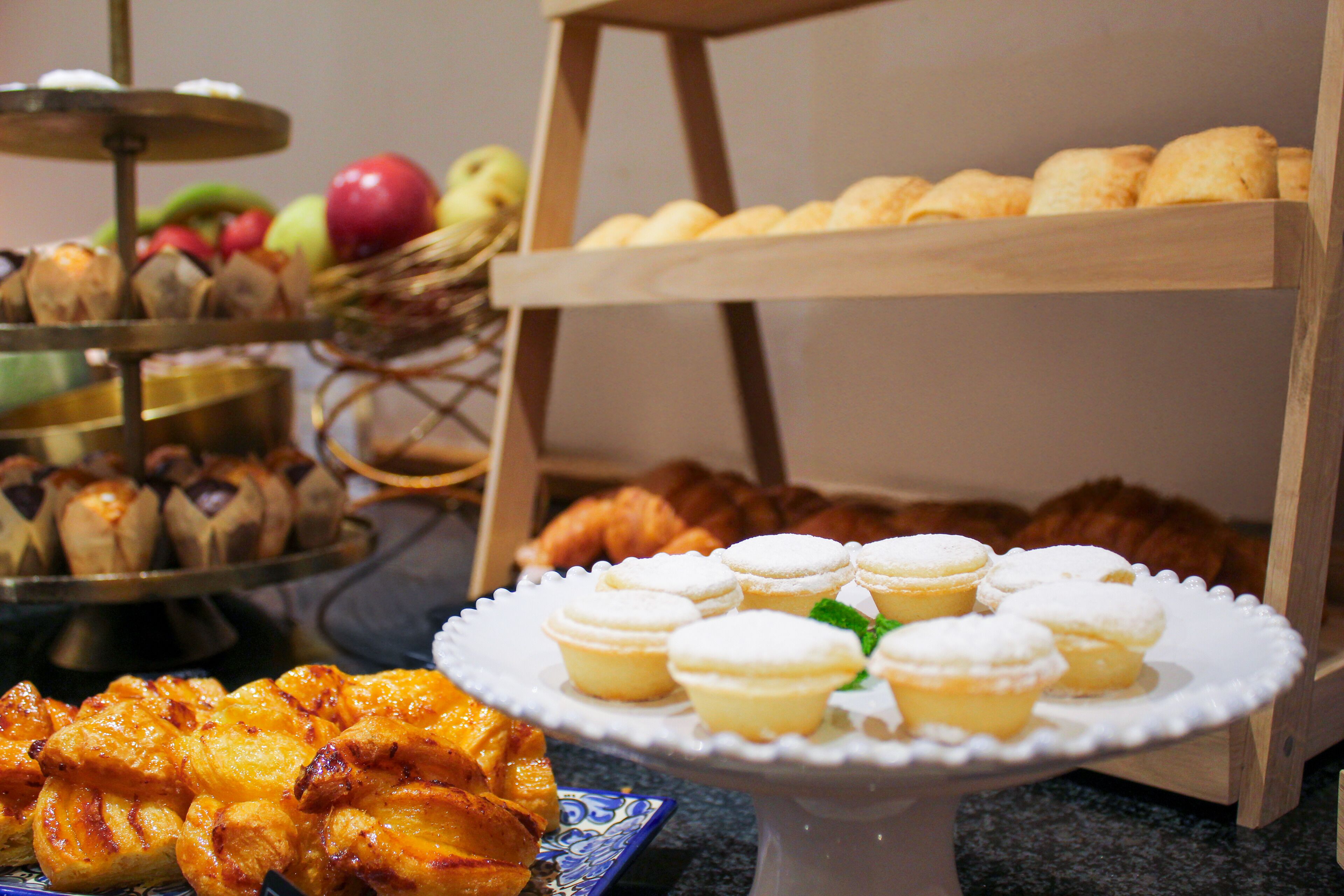 Buffet amb diferents productes de forneria i pastisseria.